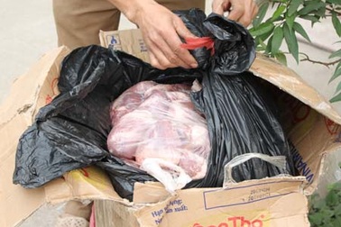 Bắt giữ ôtô khách chở nội tạng thối