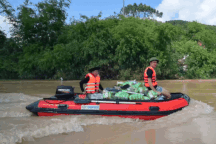 Những chiếc thuyền vượt dòng nước xiết vào rốn lũ đưa người đi cấp cứu