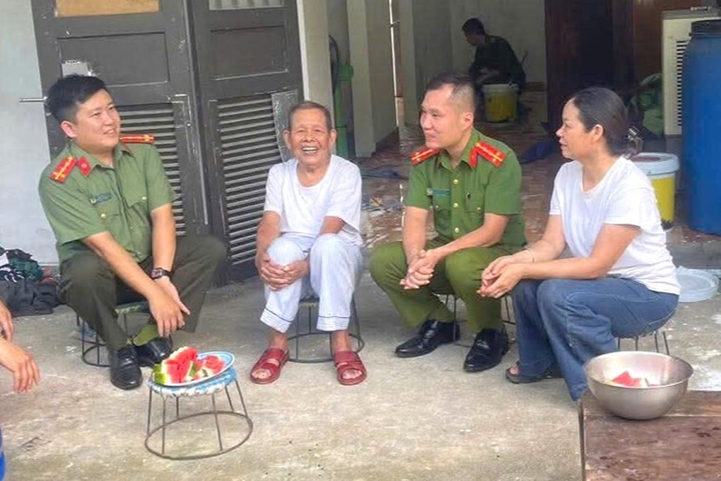 Công an xã xuống đồng cấy lúa, sơn nhà giúp dân - 2