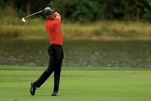 Tiger Woods trở lại với sân golf mà không cần đến nạng