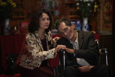 NSND Minh Châu khóc khi gặp lại Thương Tín trên phim trường sau đột quỵ