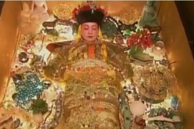 Sau khi Từ Hi thái hậu băng hà, lộ diện căn phòng bí mật chứa vô số vật báu