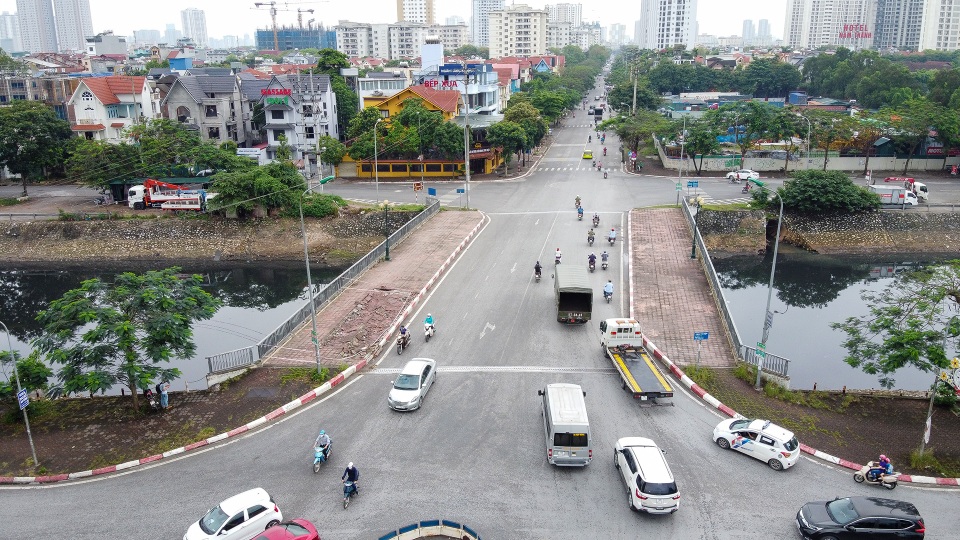Hà Nội : Mặt cầu Tứ Hiệp sụt lún bất thường, người dân đi bộ cũng e dè - 1 Hà Nội : Mặt cầu Tứ Hiệp sụt lún bất thường, người dân đi bộ cũng e dè - 1