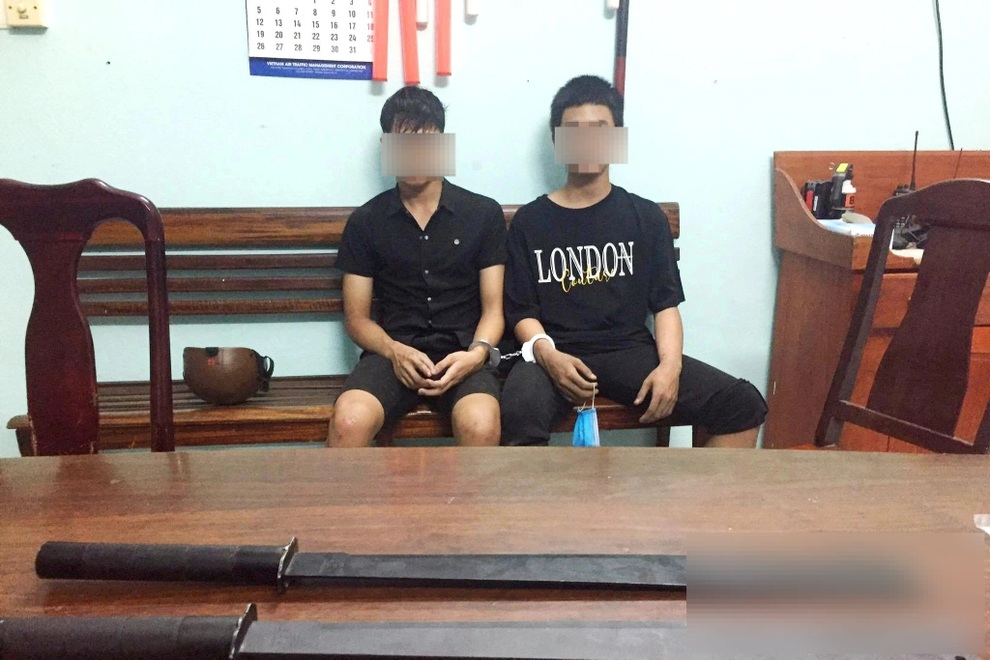 Công an nổ súng bắt nhóm thanh niên dùng hung khí hẹn đánh nhau - 1 Công an nổ súng bắt nhóm thanh niên dùng hung khí hẹn đánh nhau - 1