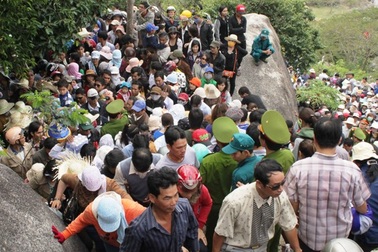 Hàng vạn người chen chân cầu an chùa Ông Núi