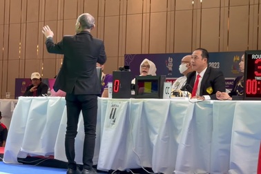 Trọng tài hội ý trước sau đòn khóa của Hồng Ân với võ sĩ Indonesia