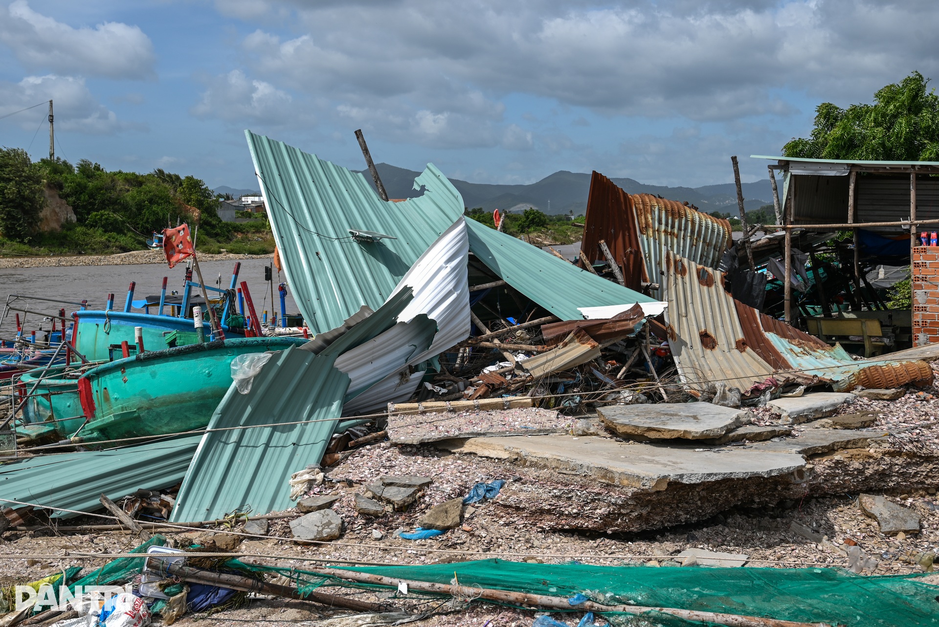 Ngư dân Lâm Đồng khóc ròng bên xác tàu tả tơi sau trận lũ lịch sử - 15 Ngư dân Lâm Đồng khóc ròng bên xác tàu tả tơi sau trận lũ lịch sử - 15