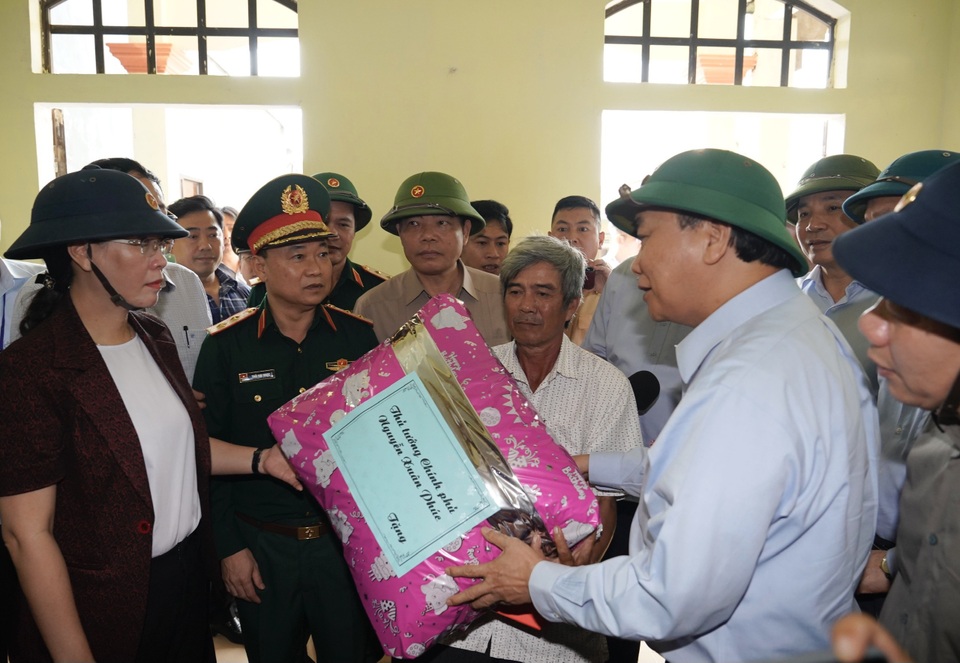 Thủ tướng hoan nghênh các nhà hảo tâm giúp đỡ bà con vùng bão lũ - 4 Thủ tướng hoan nghênh các nhà hảo tâm giúp đỡ bà con vùng bão lũ - 4