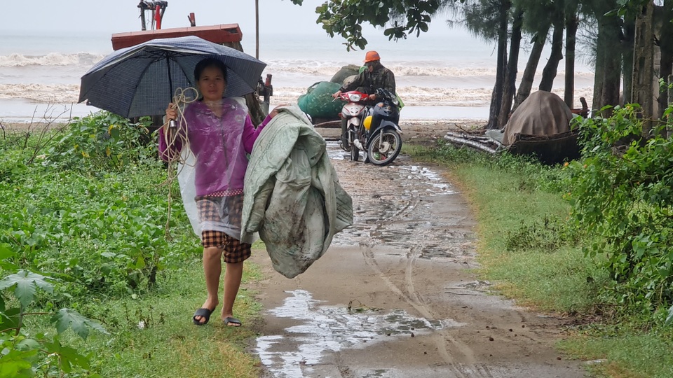 Ngư dân hối hả kéo thuyền bè lên bờ tránh bão - 1 Ngư dân hối hả kéo thuyền bè lên bờ tránh bão - 1