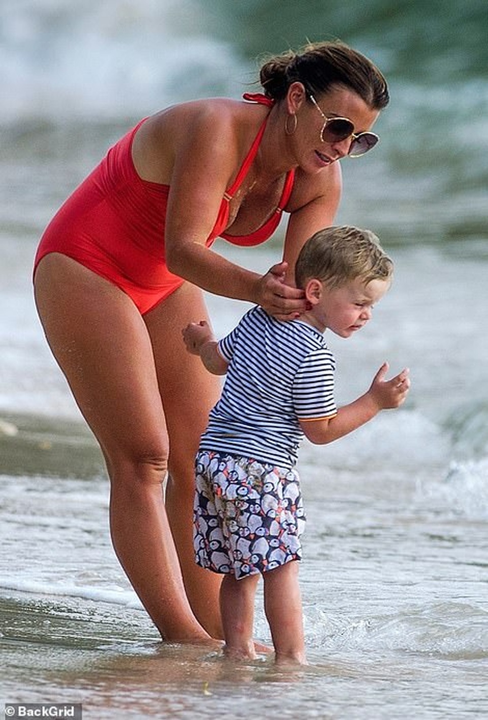 Coleen Rooney khoe dáng tròn trịa trên biển - 4
