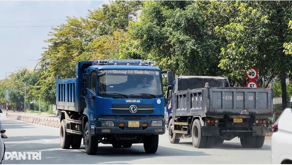 Xe tải tràn vào Đại học Quốc gia TPHCM, người dân thấp thỏm - 3 Xe tải tràn vào Đại học Quốc gia TPHCM, người dân thấp thỏm - 3