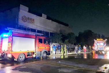 Cháy phim trường ở Sài Gòn, nhiều người hoảng loạn tháo chạy