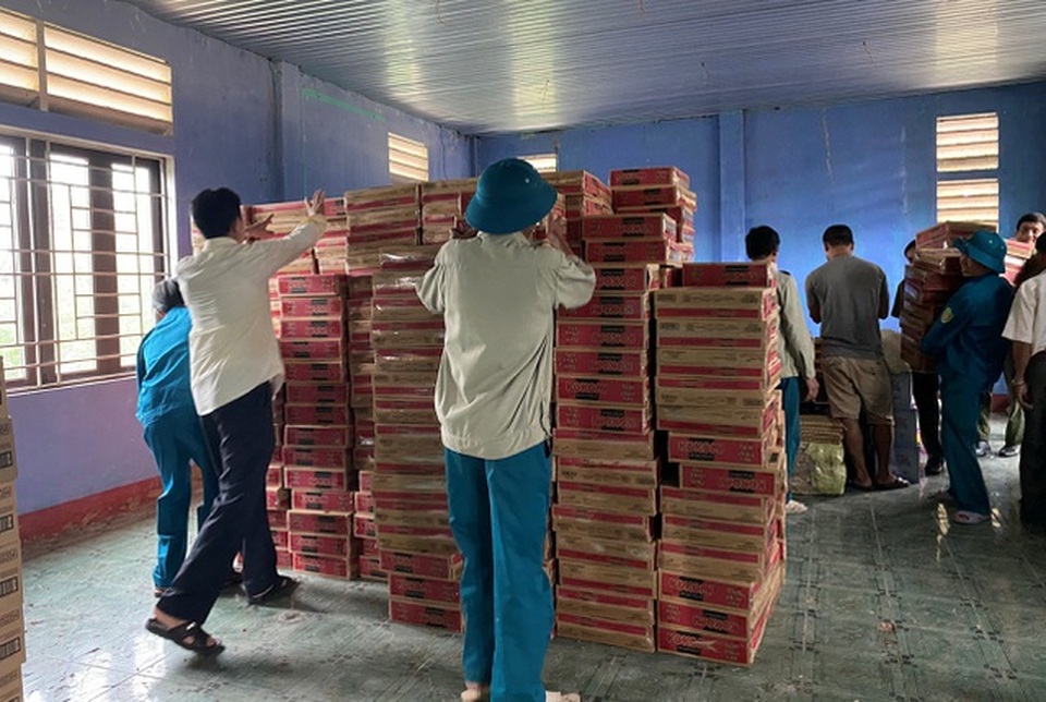 Vượt lũ, chuyến hàng cứu trợ của bạn đọc Dân trí ủng hộ Rào Trăng 3 - 13 Vượt lũ, chuyến hàng cứu trợ của bạn đọc Dân trí ủng hộ Rào Trăng 3 - 13