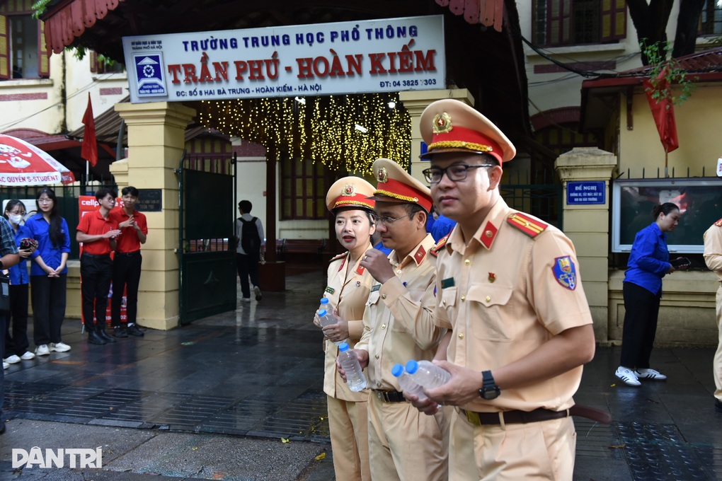 CSGT Hà Nội hỗ trợ sĩ tử vượt vũ môn - 3 CSGT Hà Nội hỗ trợ sĩ tử vượt vũ môn - 3