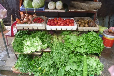 Hà Nội dự trữ đủ rau, thịt… chống bão “Thần sấm”