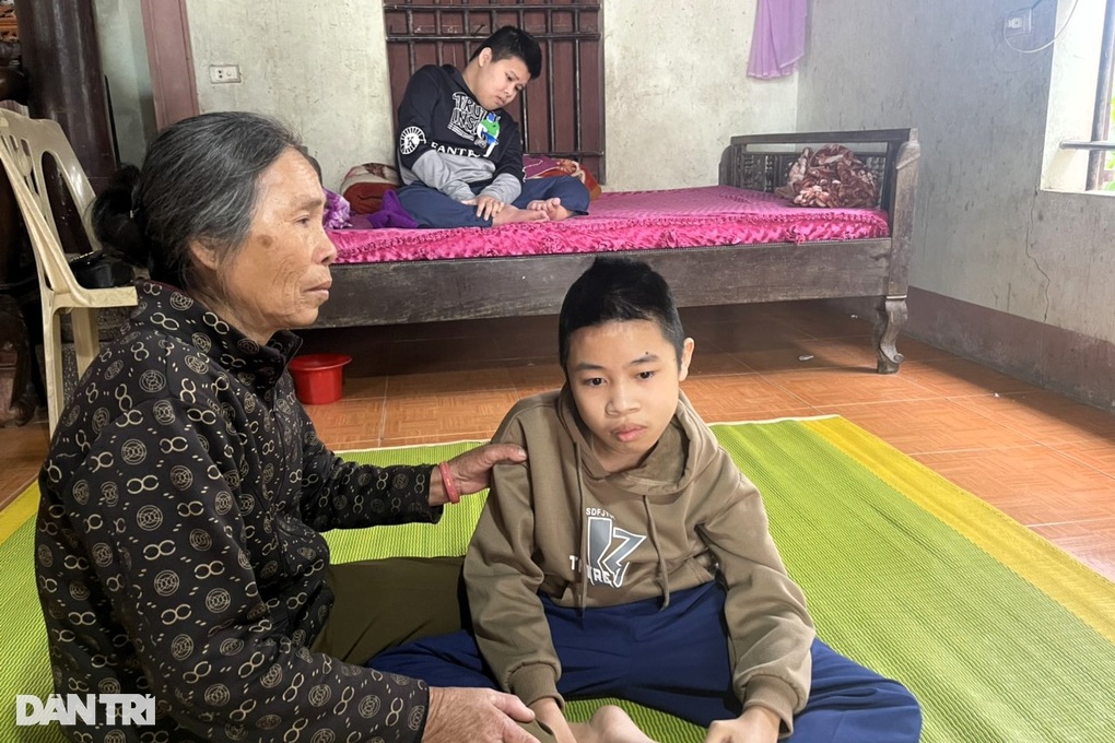 Bố mất, mẹ đi lấy chồng, 2 con mắc bệnh hiểm nghèo sống với ông bà già yếu - 1 Bố mất, mẹ đi lấy chồng, 2 con mắc bệnh hiểm nghèo sống với ông bà già yếu - 1