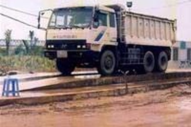 Hà Nội: rửa xe tải trước khi vào nội thành