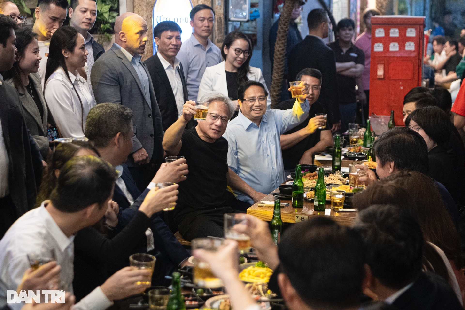 Thủ tướng Phạm Minh Chính và CEO Nvidia thưởng thức bia phố cổ Hà Nội - 11 Thủ tướng Phạm Minh Chính và CEO Nvidia thưởng thức bia phố cổ Hà Nội - 11