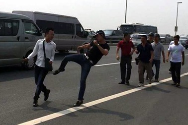 Cử tri TPHCM đề nghị Chủ tịch nước xử lý vụ "gạt tay trúng má"