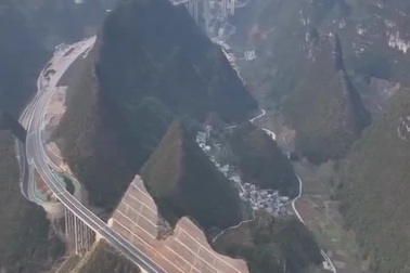 Trung Quốc xẻ núi làm đường cao tốc, dẫn thẳng tới cầu cao nhất thế giới