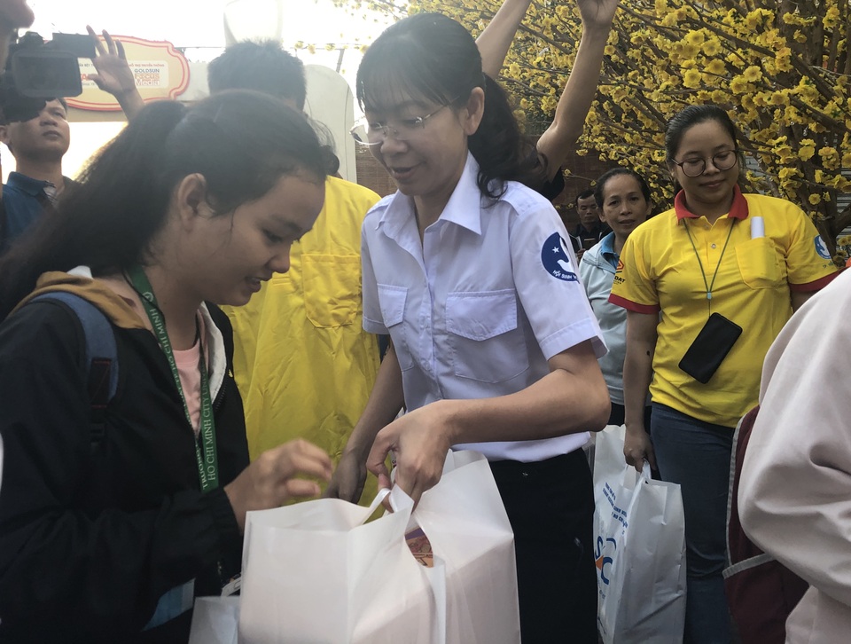 Hàng nghìn sinh viên tại TPHCM về quê đón Tết trên những chuyến xe nghĩa tình - 4 Hàng nghìn sinh viên tại TPHCM về quê đón Tết trên những chuyến xe nghĩa tình - 4
