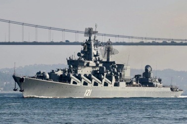 Nga dập tắt lửa trên chiến hạm Ukraine tuyên bố "đã bắn tên lửa phá hủy"