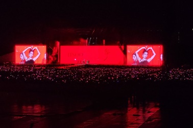 Jisoo diễn "Flowers" trong show Born Pink tại Hà Nội