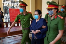 Bị cáo Dương Thị Bạch Diệp bật khóc tại tòa: "Tôi không điên mới lạ"