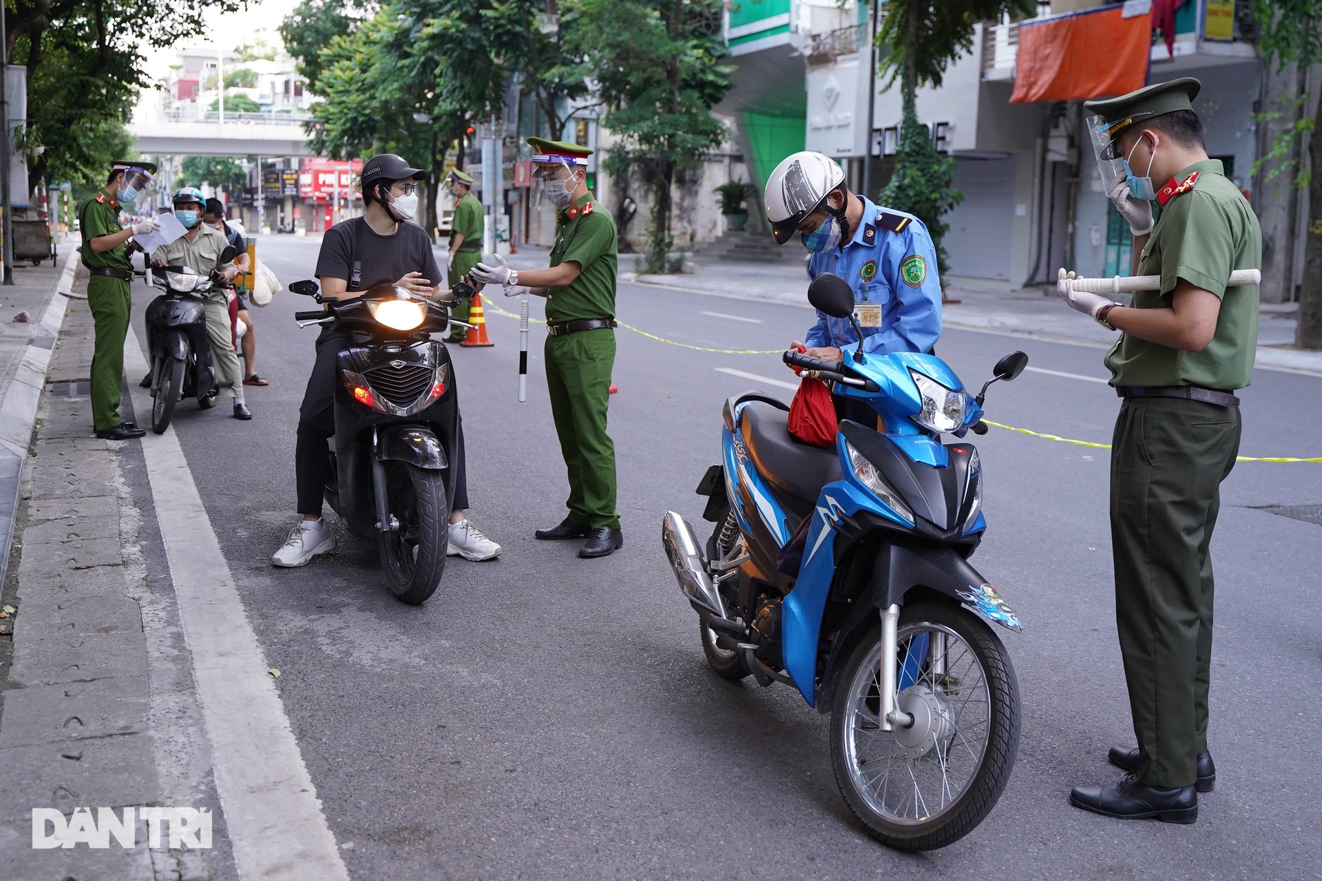 Người dân nhộn nhịp tập thể dục ngoài phố khi Hà Nội chưa hết giãn cách - 16 Người dân nhộn nhịp tập thể dục ngoài phố khi Hà Nội chưa hết giãn cách - 16