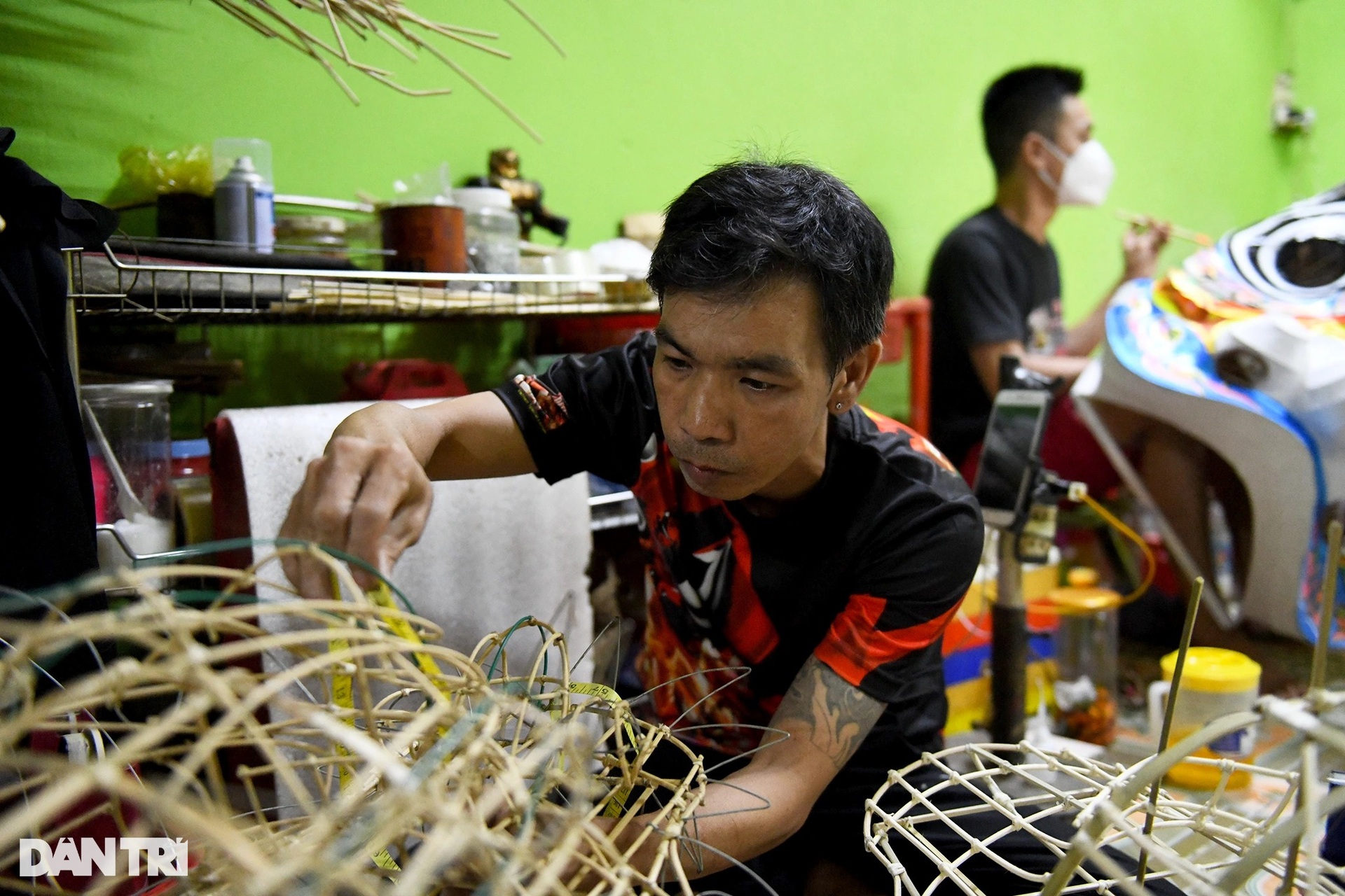 Xưởng đầu lân ở TPHCM tất bật sản xuất dịp Tết, thu trăm triệu mỗi tháng - 2 Xưởng đầu lân ở TPHCM tất bật sản xuất dịp Tết, thu trăm triệu mỗi tháng - 2