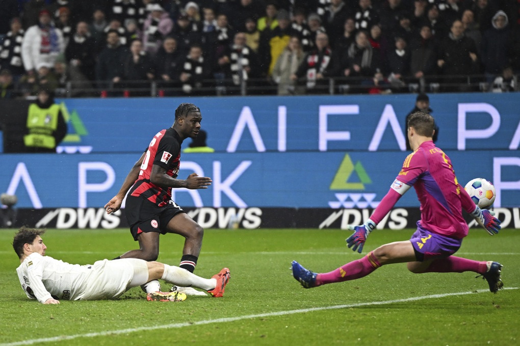 Harry Kane mờ nhạt, Bayern Munich bất ngờ thua đậm trước Frankfurt - 4 Harry Kane mờ nhạt, Bayern Munich bất ngờ thua đậm trước Frankfurt - 4