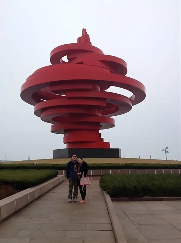 בעל ואישה הופיעו בטעות בתמונות אחד של השני שנים רבות לפני שנפגשו - 6 Vợ chồng vô tình xuất hiện trong ảnh của nhau từ nhiều năm trước khi quen - 6