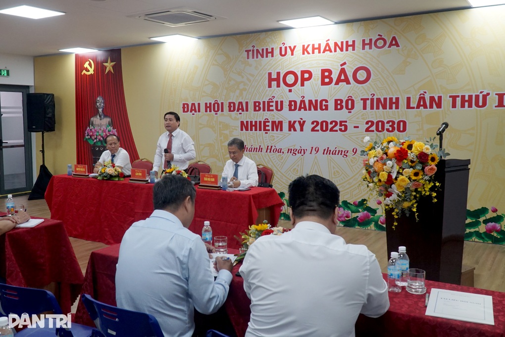 Phương án kiện toàn lãnh đạo tỉnh Khánh Hòa khi cán bộ chủ chốt nghỉ việc - 1 Phương án kiện toàn lãnh đạo tỉnh Khánh Hòa khi cán bộ chủ chốt nghỉ việc - 1