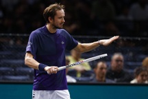 Medvedev đập vợt và chỉ trích trọng tài khi bị loại ở Paris Masters 2022
