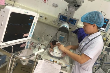 Thay máu cứu sống hai trẻ bỗng dưng vàng sậm da, bỏ bú