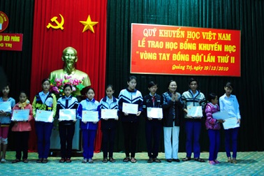 Trao 66 suất học bổng của quỹ “Vòng tay đồng đội”