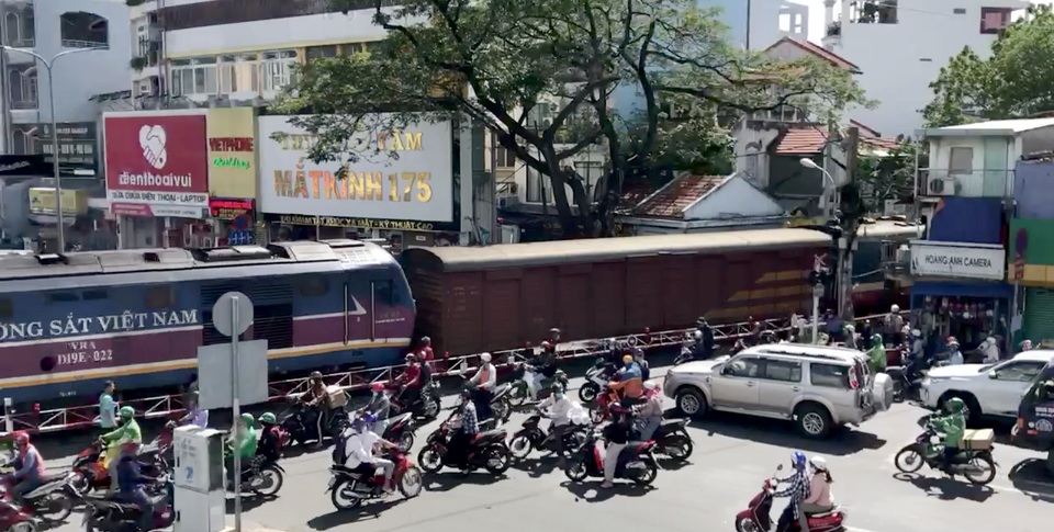 Băng qua đường ray lấy quần áo, người bán vé số bị tàu cán tử vong - 2 Băng qua đường ray lấy quần áo, người bán vé số bị tàu cán tử vong - 2