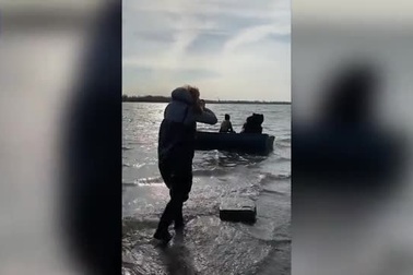 Chưa có bạn trai, nhưng có... gấu: Cô gái Nga gây sốt với "thú cưng"