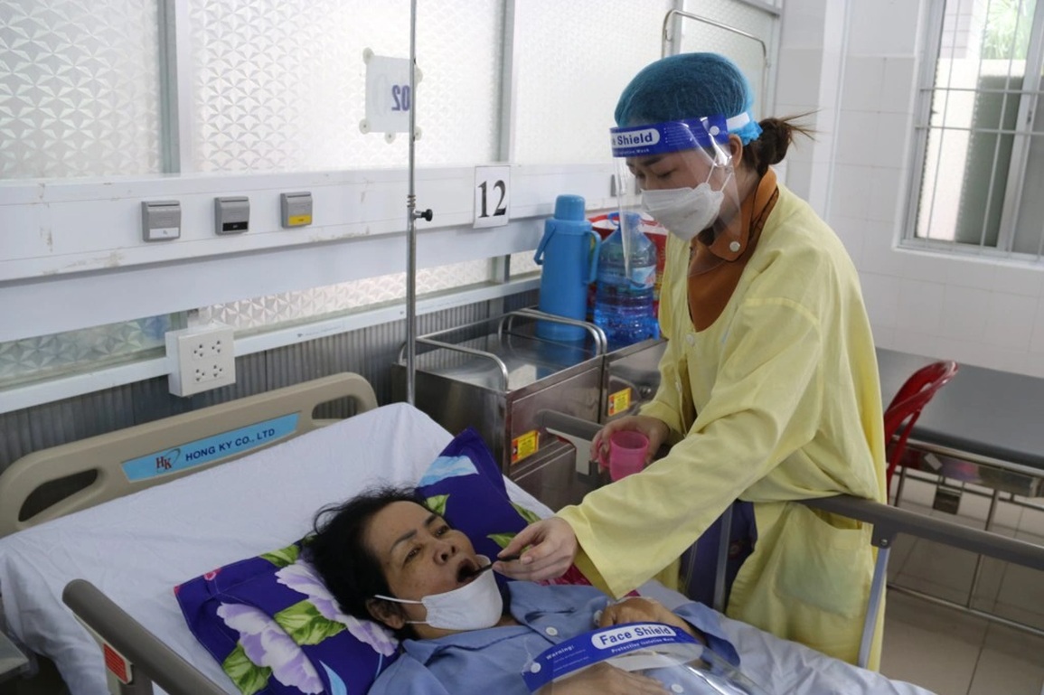 Cô gái phục vụ bàn khóc nghẹn cầu xin những tấm lòng nhân ái cứu mạng mẹ - 4 Cô gái phục vụ bàn khóc nghẹn cầu xin những tấm lòng nhân ái cứu mạng mẹ - 4