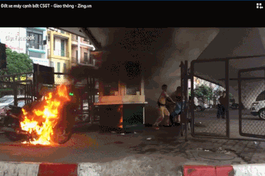 Bị CSGT lập biên bản vi phạm, chủ xe máy quay lại đốt xe