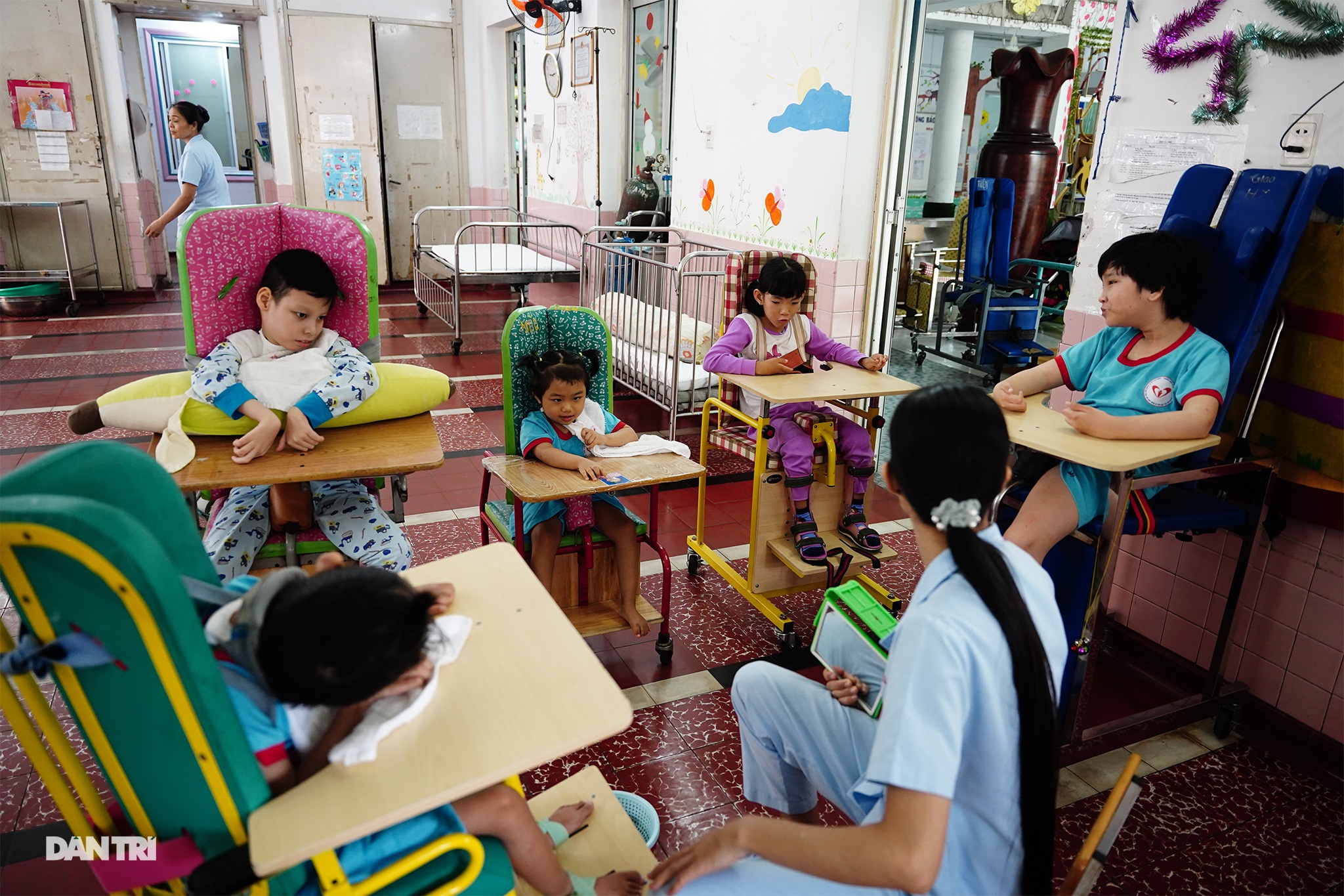 Dạy trẻ khuyết tật đòi hỏi phải kiên nhẫn và yêu thương - 2 Dạy trẻ khuyết tật đòi hỏi phải kiên nhẫn và yêu thương - 2