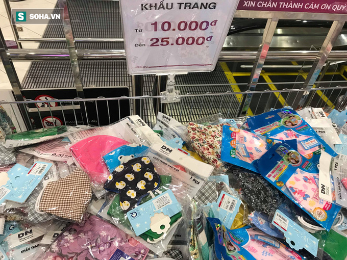 Hà Nội: Khẩu trang bị vét sạch khi chưa lên kệ siêu thị, hạn chế khách mua tối đa 2 gói/lần - Ảnh 11. Hà Nội: Khẩu trang bị vét sạch khi chưa lên kệ siêu thị, hạn chế khách mua tối đa 2 gói/lần - Ảnh 11.