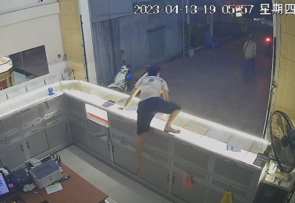 Chủ tiệm vàng trèo qua tủ kính, truy đuổi 2 kẻ cướp giật ở Bình Dương - 1 Chủ tiệm vàng trèo qua tủ kính, truy đuổi 2 kẻ cướp giật ở Bình Dương - 1
