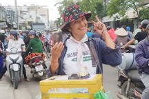 Người phụ nữ Belarus bán bánh mưu sinh ở Nha Trang do dịch Covid-19