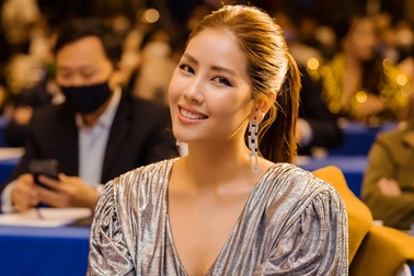 Á hậu Nguyễn Thị Loan từ chối đóng cảnh đụng chạm cơ thể trong phim đầu tay