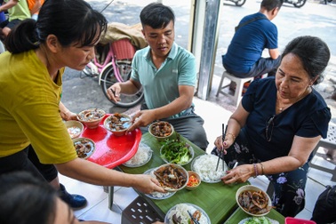 Quán bún chả Hà Nội ngày bán tạ bún, vua đầu bếp Mỹ tấm tắc khen ngon