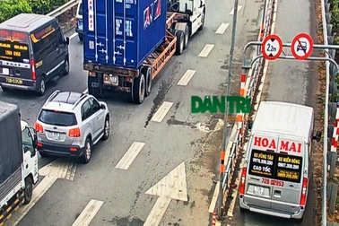 Camera ghi cận cảnh ô tô, xe khách chạy vào làn xe máy trên cao tốc