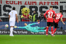 Hai lần bị thổi phạt đền, Bayern Munich mất ngôi đầu bảng Bundesliga