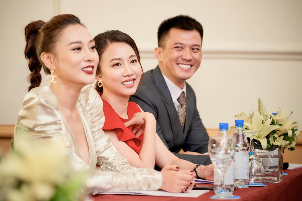 Hồng Loan: “Không có chuyện tôi với Tiến Linh không nhìn mặt nhau nữa” - 2 Hồng Loan: “Không có chuyện tôi với Tiến Linh không nhìn mặt nhau nữa” - 2