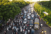 Đường gom Đại lộ Thăng Long thành con đường đau khổ vì ùn tắc triền miên